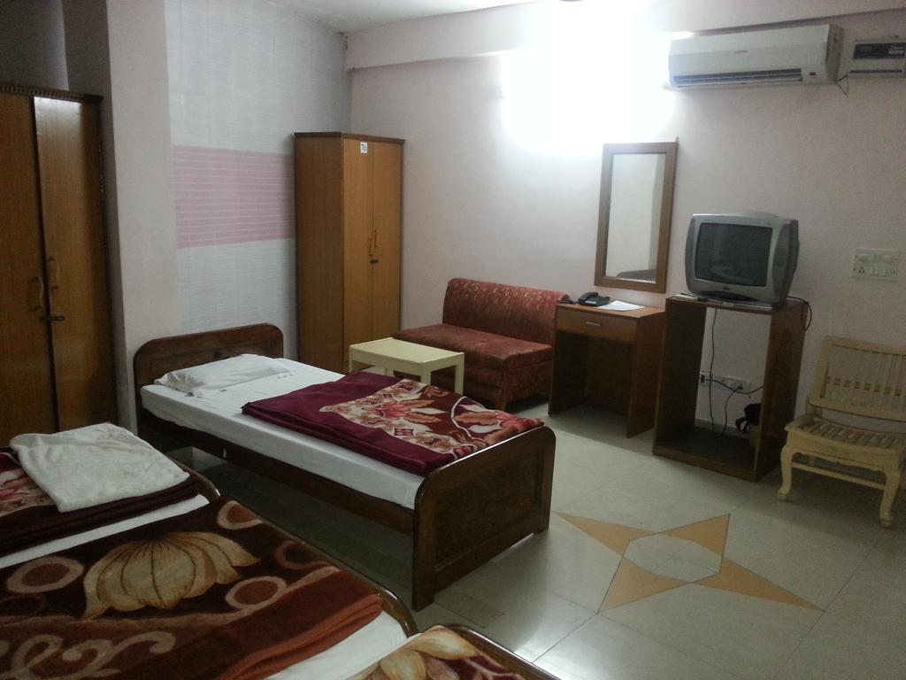 Hotel Royale Paradise Noida Quarto foto